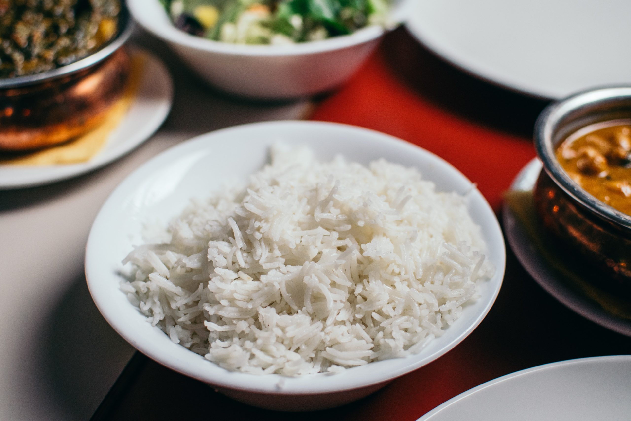 Calentar el arroz en el microondas.