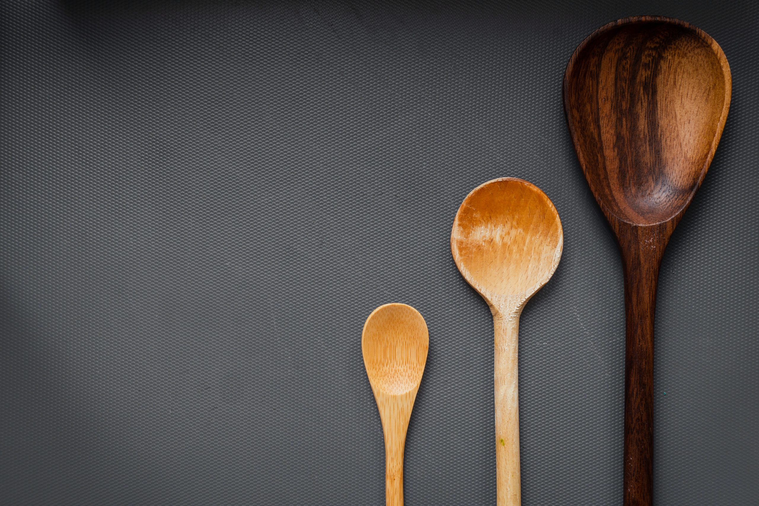 Recuperar el color original de tus utensilios de madera de cocina.