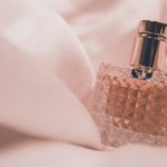 Hacer un mini embudo para transvasar perfume.