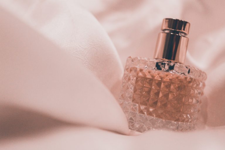 Hacer un mini embudo para transvasar perfume