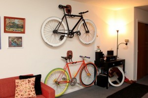 Guardar las bicicletas y decorar a la vez. Vía LifeStyle.