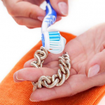 Limpia tus joyas con pasta de dientes