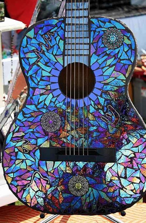 Redecora tu guitarra. Vía Pinterest.